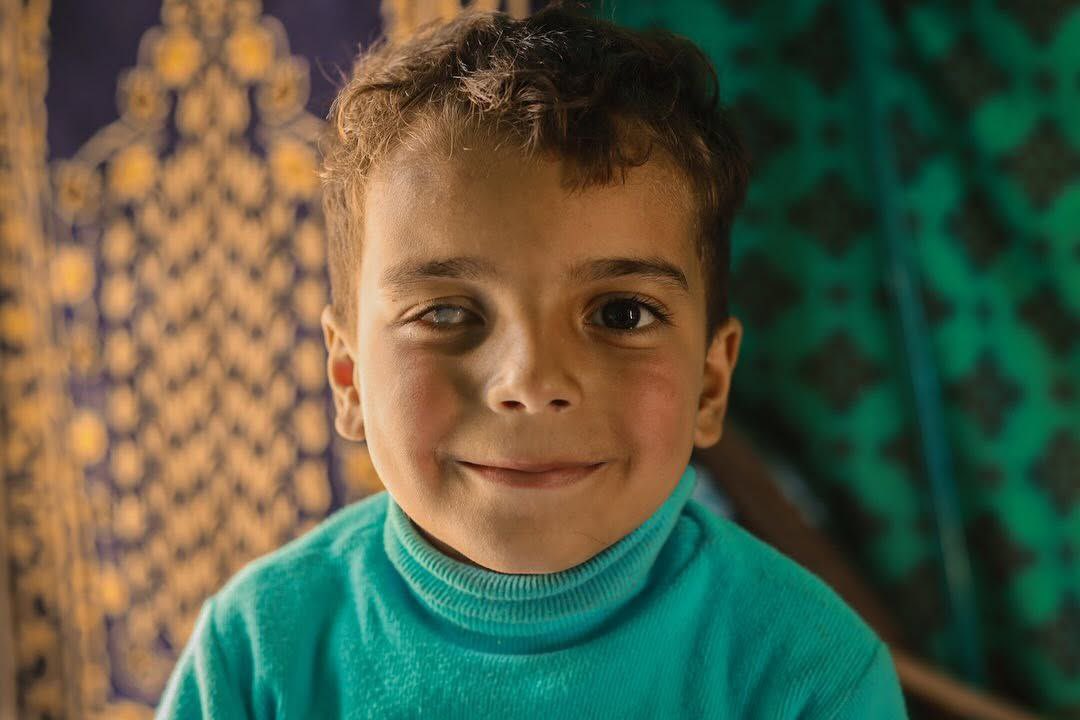 "هاي عيني راحت من صاروخ الزنانة، وهي أمي تصاوبت من الكوادكابتر وهيها في العناية بالمستشفى، وأنا مش عارف أبوي أسير ولا مستشهد. وأنا عمري بس ٦ سنين. ايش بدك يا إسرائيل منا؟"

عمران الصوفي - غزة.
صورة: حنين سالم