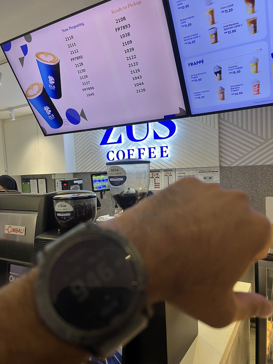 magmalaya's tweet photo. Ingatkan datang lewat nak closing kedai tak perlu tunggu, nooooh, panjang orang order kopi. 

Harap pekerja diorang dapat bonus selalu lah. https://t.co/d791TkXKbX