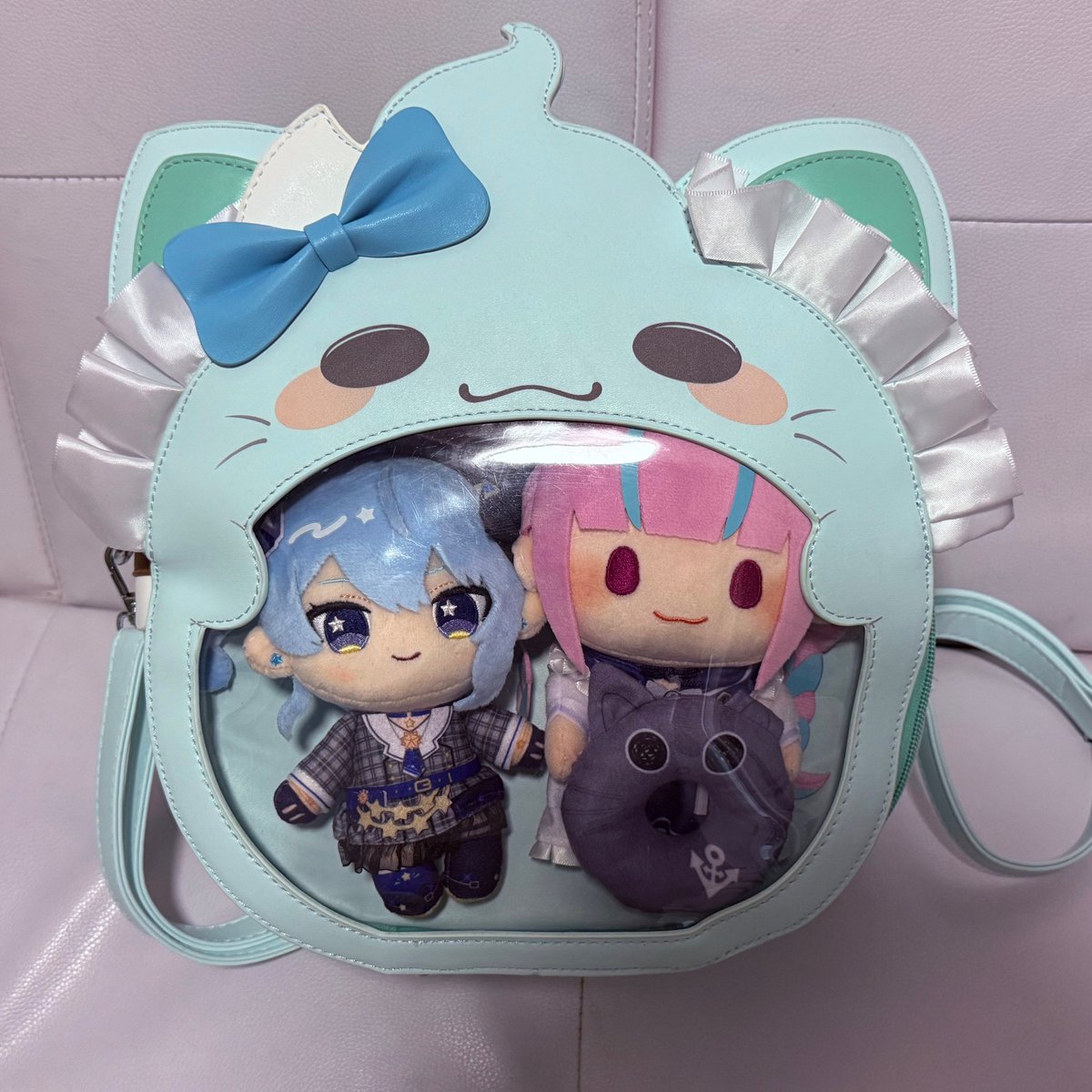 _riuneko's tweet image. I didn’t have pins on hand for ANYC but it still fits my AquSui cuties perfectly!! Thanks Bri 💙🩷 #brimerch
