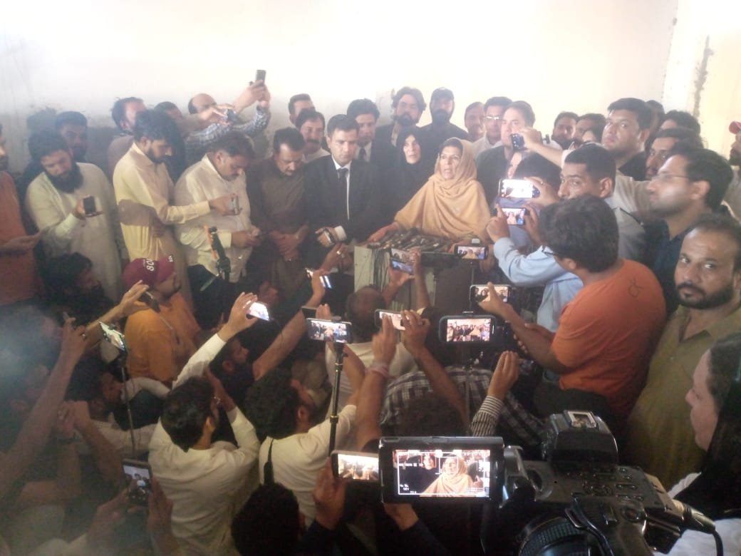میڈیا کو نیازی خاندان کی ضرورت ہوتی ہے ۔۔
خان صاحب کی بات کرنے والی علیمہ آپا کی پریس کانفرنس ،،