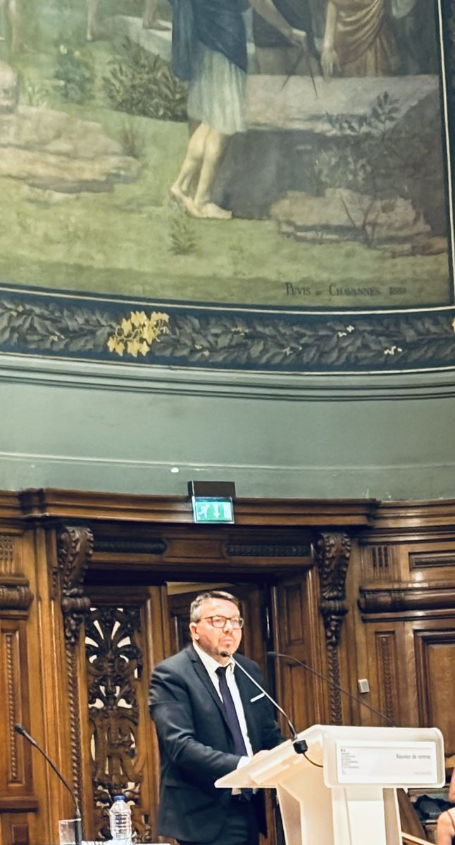 Réunion de rentrée en Sorbonne aujourd’hui avec <a href="/Elisabeth_Borne/">Élisabeth BORNE</a>, <a href="/MarieBarsacq/">marie barsacq</a>, <a href="/PhBaptiste/">Philippe Baptiste</a>, <a href="/EricGarnier87/">Éric Garnier</a> et l’encadrement supérieur du #MEN : fin prêts pour accueillir dans quelques jours près de 12 millions d’élèves et 3 millions d’étudiants dans nos établissements !