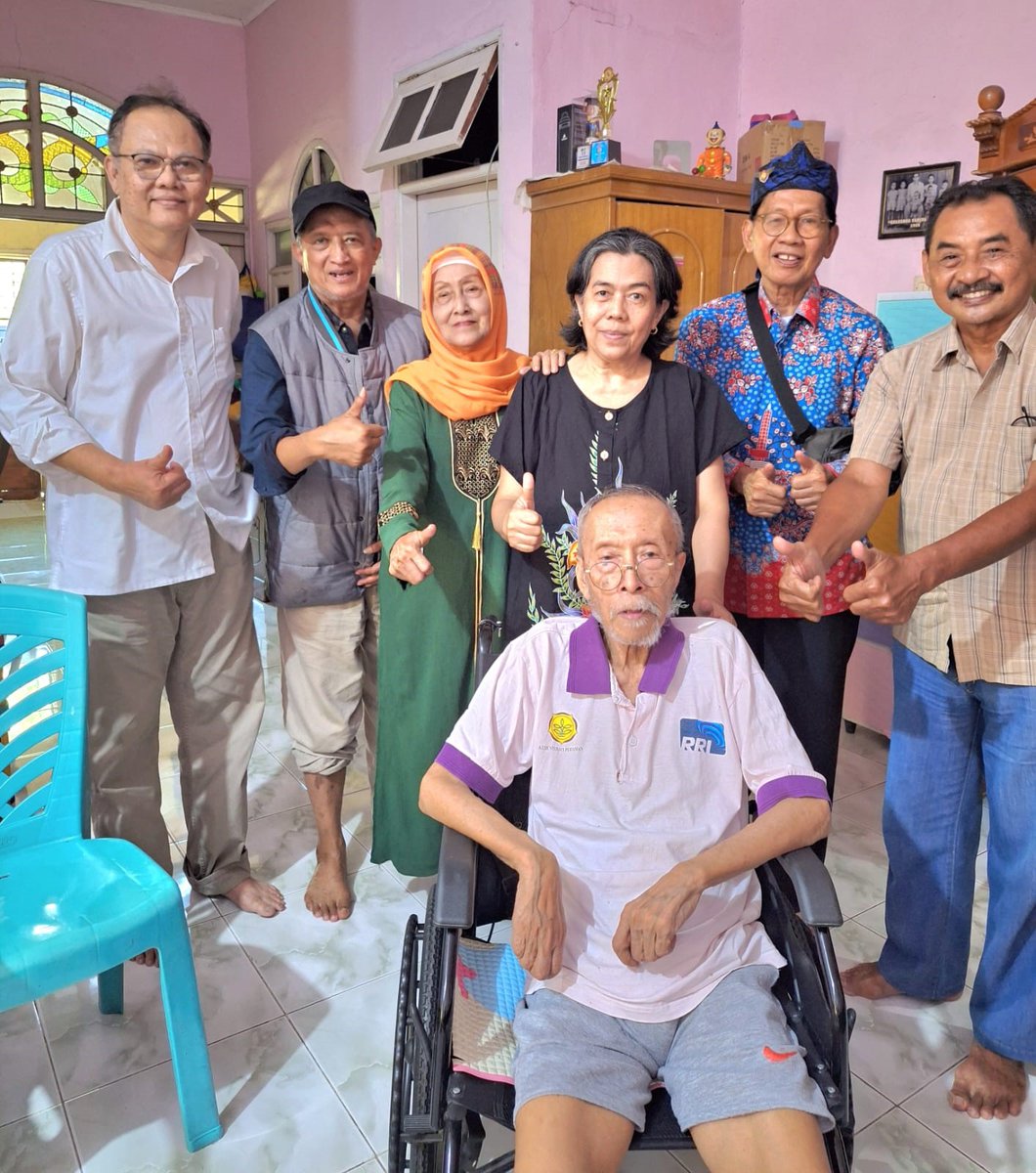 wlv_alumni's tweet image. A lovely photo sent to us from alumni in Jakarta, Indonesia. The group recently arranged a get together for @wlv_uni alumni in the city, celebrating their friendship, connection, and enjoyed time together to catch up and reminisce.