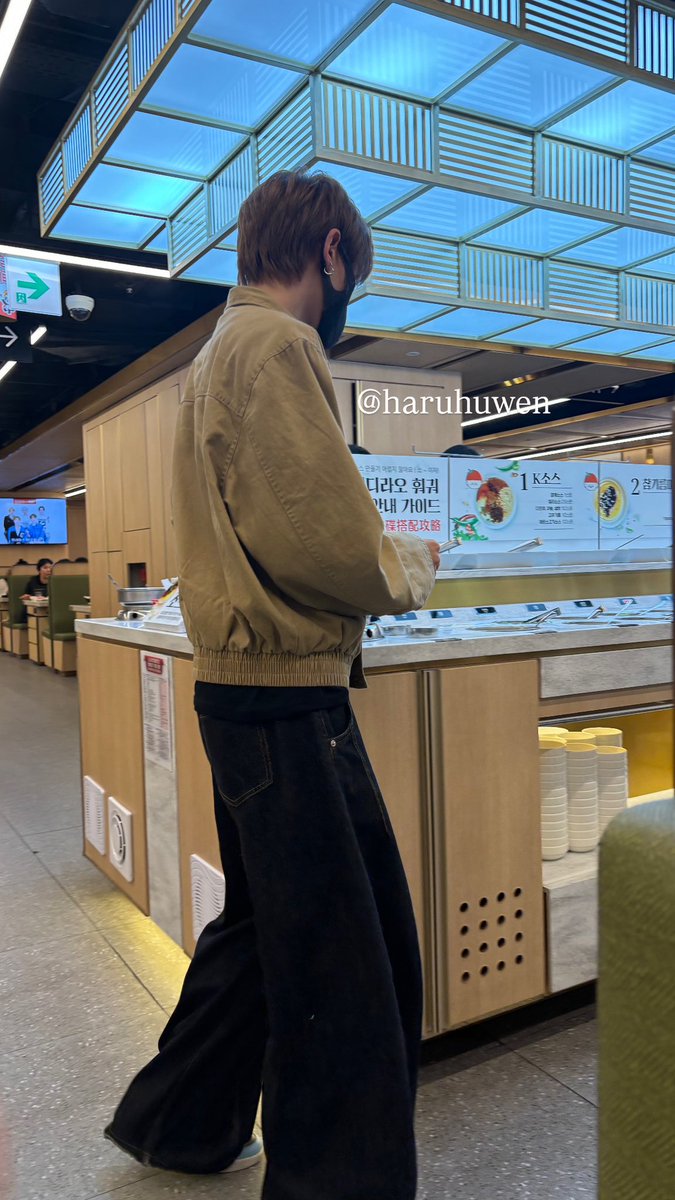lynnlynnism's tweet photo. "Zhao Guangxu is seriously so handsome
He's tall, his proportions and build are insane
he makes you want to call him oppa without even thinking
His fan service is just crazy, such a sweetheart 
Mnet's cameras should be thrown out, they can't capture his real-life charm, ugh" https://t.co/TSrWSTMaT2