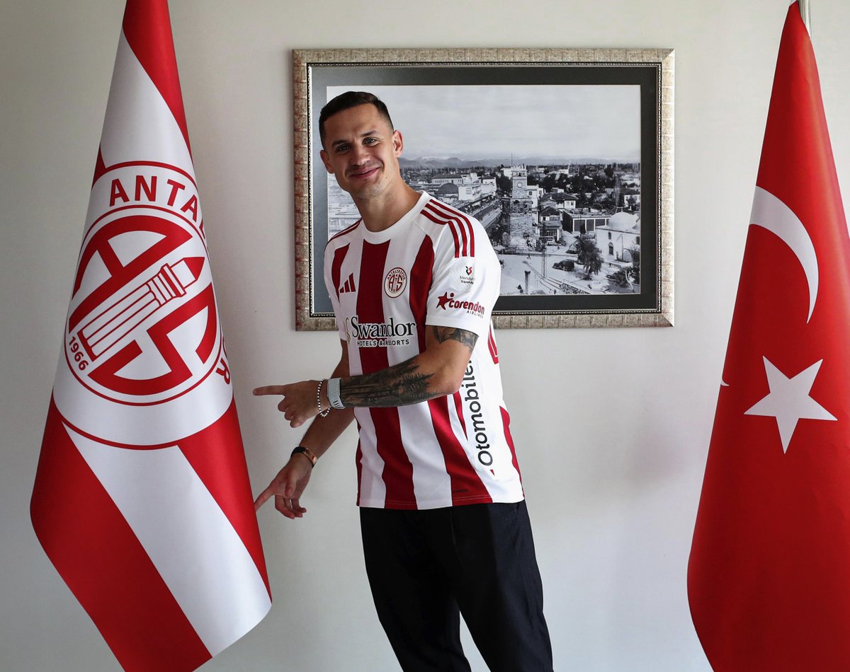 Antalyaspor's tweet photo. 🔙 Evine Hoş Geldin Dario Šarić

Antalyasporumuz, İtalya'nın Palermo takımından Bosna-Hersekli orta saha oyuncusu Dario Šarić ile 2+1 yıllık sözleşme imzaladı. Futbolcumuza yeniden aramıza hoş geldin der, kırmızı-beyaz armamız altında başarılar dileriz.

#HesapcomAntalyaspor
#SevdamızAntalyaspor