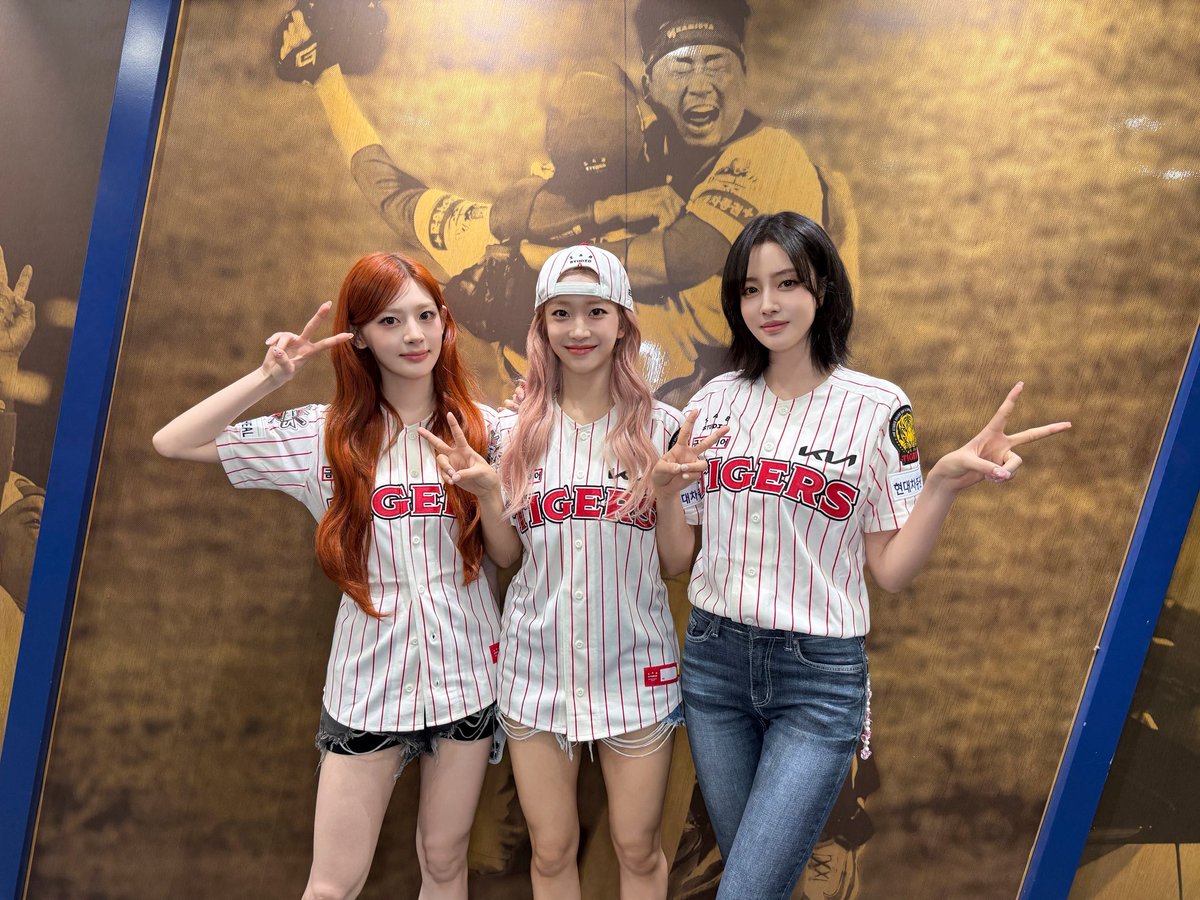 Seeur's tweet image. That day, I slipped into a Tigers jersey and it felt like I’d joined a candy-sparkle baseball fairytale. From the first pitch to the first swing, everything skipped with newness. I wasn’t just throwing a ball .. I was celebrating the bubbly heartbeat of the KBO season! ♡ ˚ 𖤓