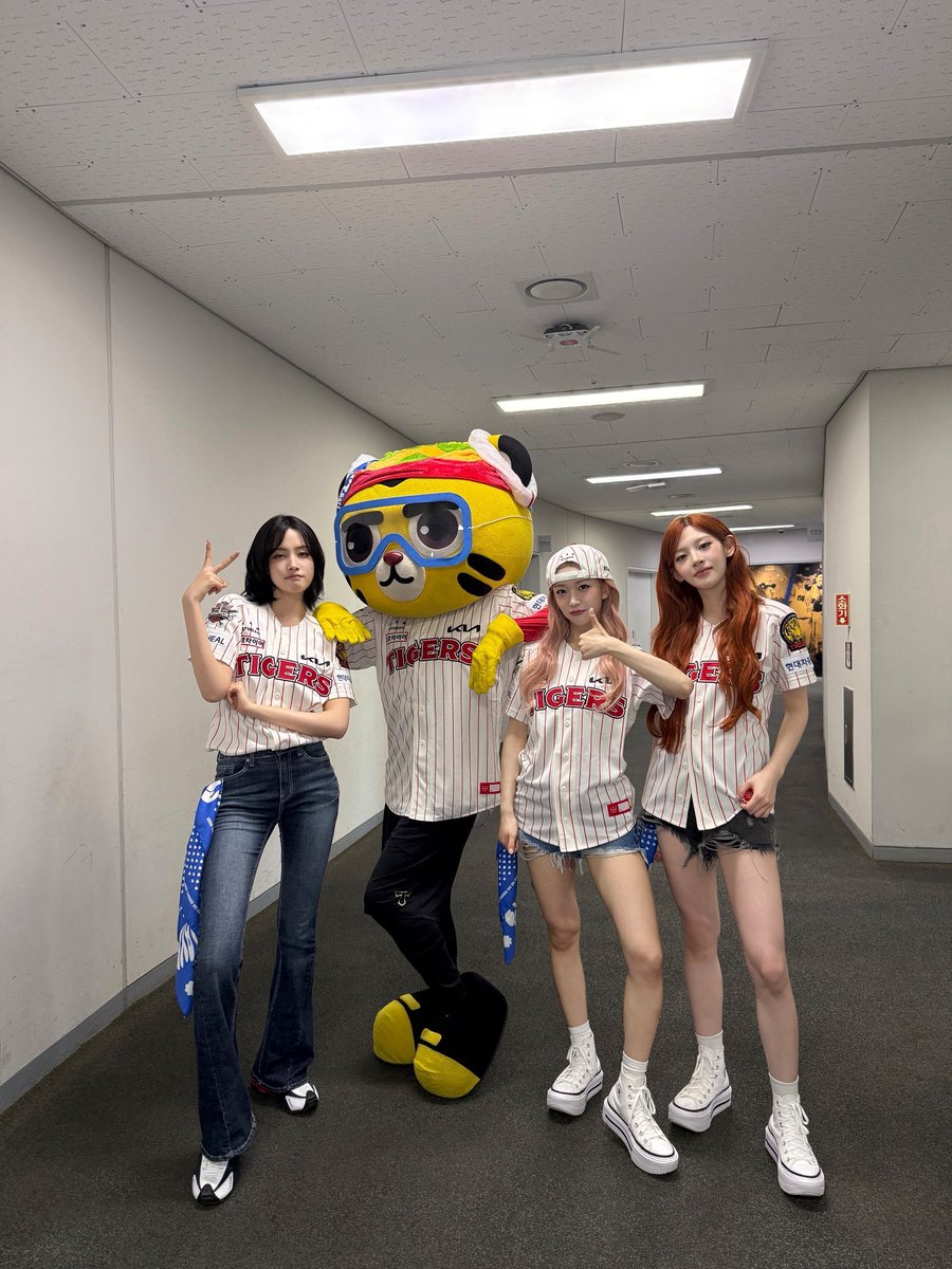 Seeur's tweet image. That day, I slipped into a Tigers jersey and it felt like I’d joined a candy-sparkle baseball fairytale. From the first pitch to the first swing, everything skipped with newness. I wasn’t just throwing a ball .. I was celebrating the bubbly heartbeat of the KBO season! ♡ ˚ 𖤓