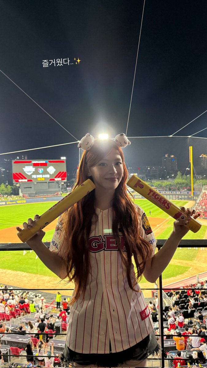 Seeur's tweet image. The stadium sparkled tonight, and so did I! 𓆹𓈒𓂂❀Dressed in my TIGERS jersey, waving a yellow cheering stick like a lollipop glowie-glow, the spotlight danced behind me. Every laugh, every cheer (yay), felt like a sugar-rush joyride through a game sprinkled with pure magic.