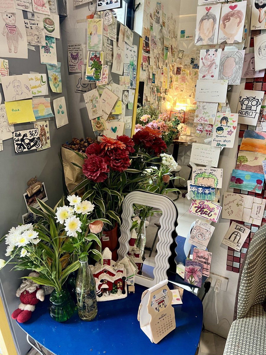 today’s side quest is this whimsical cafe 💐🧋🍨📿