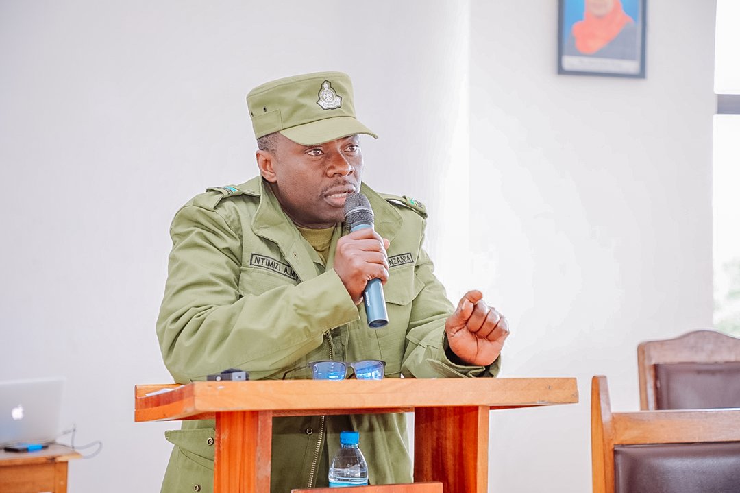 Ethics1996's tweet photo. S/SGT. Mussa Ntimizi akichangia Mada kuhusu changamoto za kimaadili kwa wanafunzi na ufumbuzi wake Mdahalo uliofanyika  katika Halmashauri ya Wilaya ya Arumeru tarehe 26 Agosti, 2025. https://t.co/oCVZTckNS8