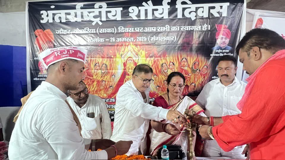 ranashersingh17's tweet photo. आज पटना में अंतरराष्ट्रीय शौर्य दिवस कार्यक्रम में शामिल होकर अपने विचार रखे ।
#अपना_घर_अपना_झंडा 
#हम_है_राष्ट्रवादी https://t.co/2fR7iJxCim