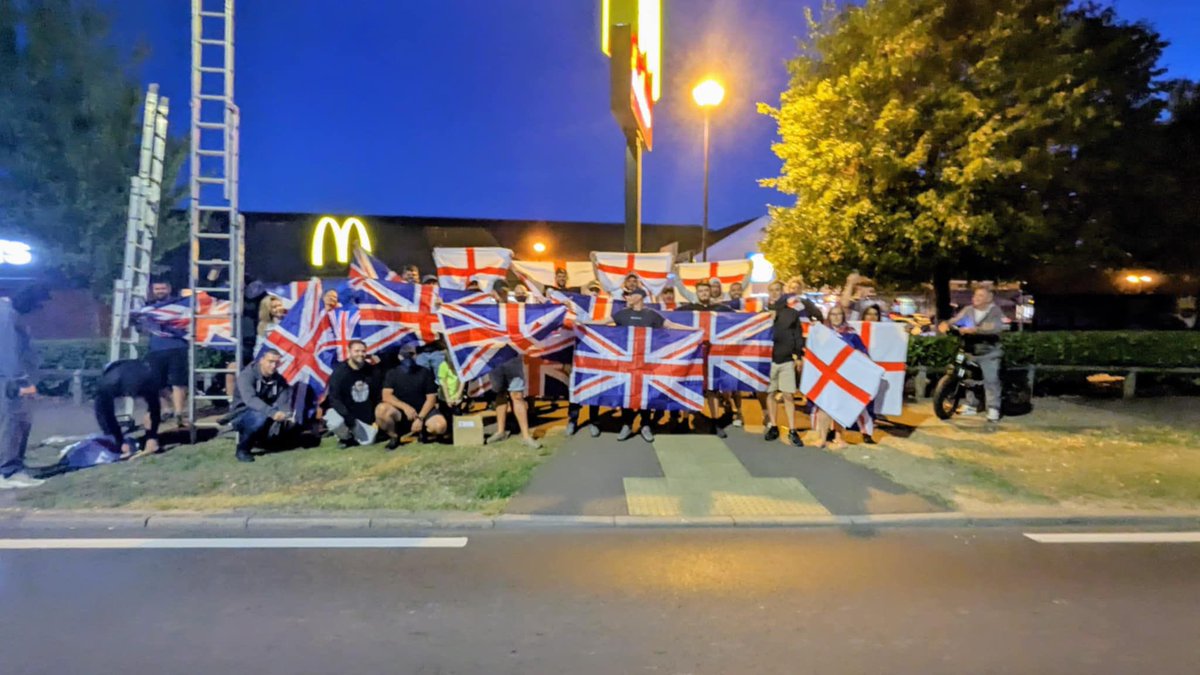 EppingSaysNoo's tweet photo. 🇬🇧 The flag men raising the colours in Harlow last night — great job, lads! 👏
#raisethecolours #flags #England https://t.co/9LamZaRAKg