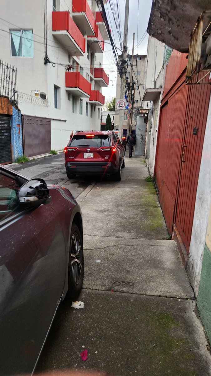 Si nada más les piden que se muevan para tomar la foto y luego los dejan estacionarse otra vez no me sirve <a href="/UCS_GCDMX/">Unidad de Contacto del Secretario SSC CDMX</a> van a tomarse enserio su trabajo o no?