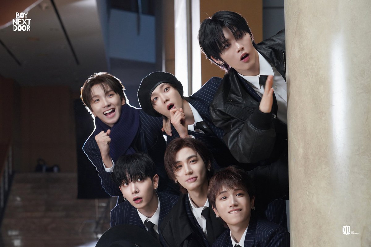 looks like a photo sequence but then nunnyangz changes position and riwoo glasses are gone