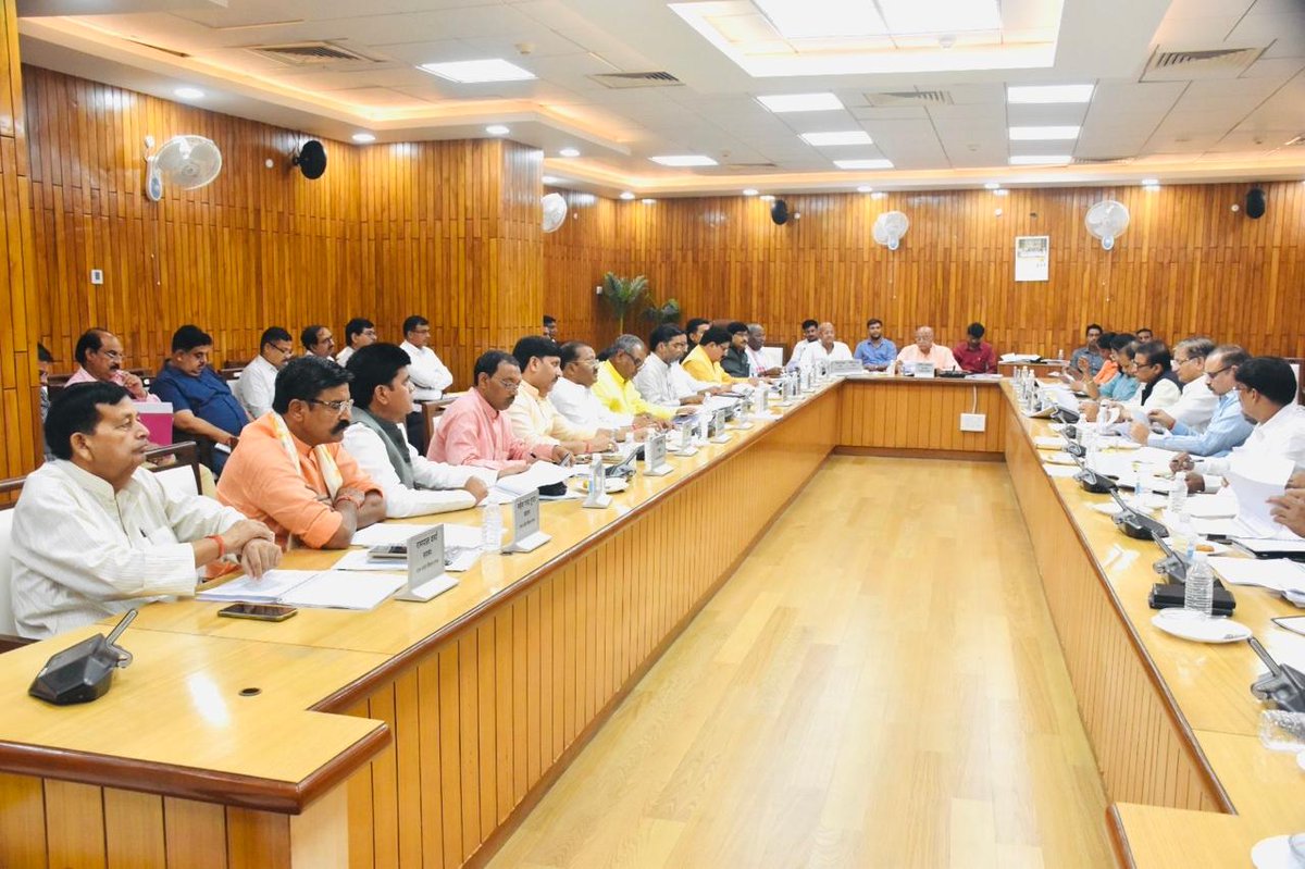 आज विधानसभा में प्राक्कलन समिति में नगर विकास विभाग एवं संस्कृति  विभाग की बैठक में सम्मिलित हुआ।