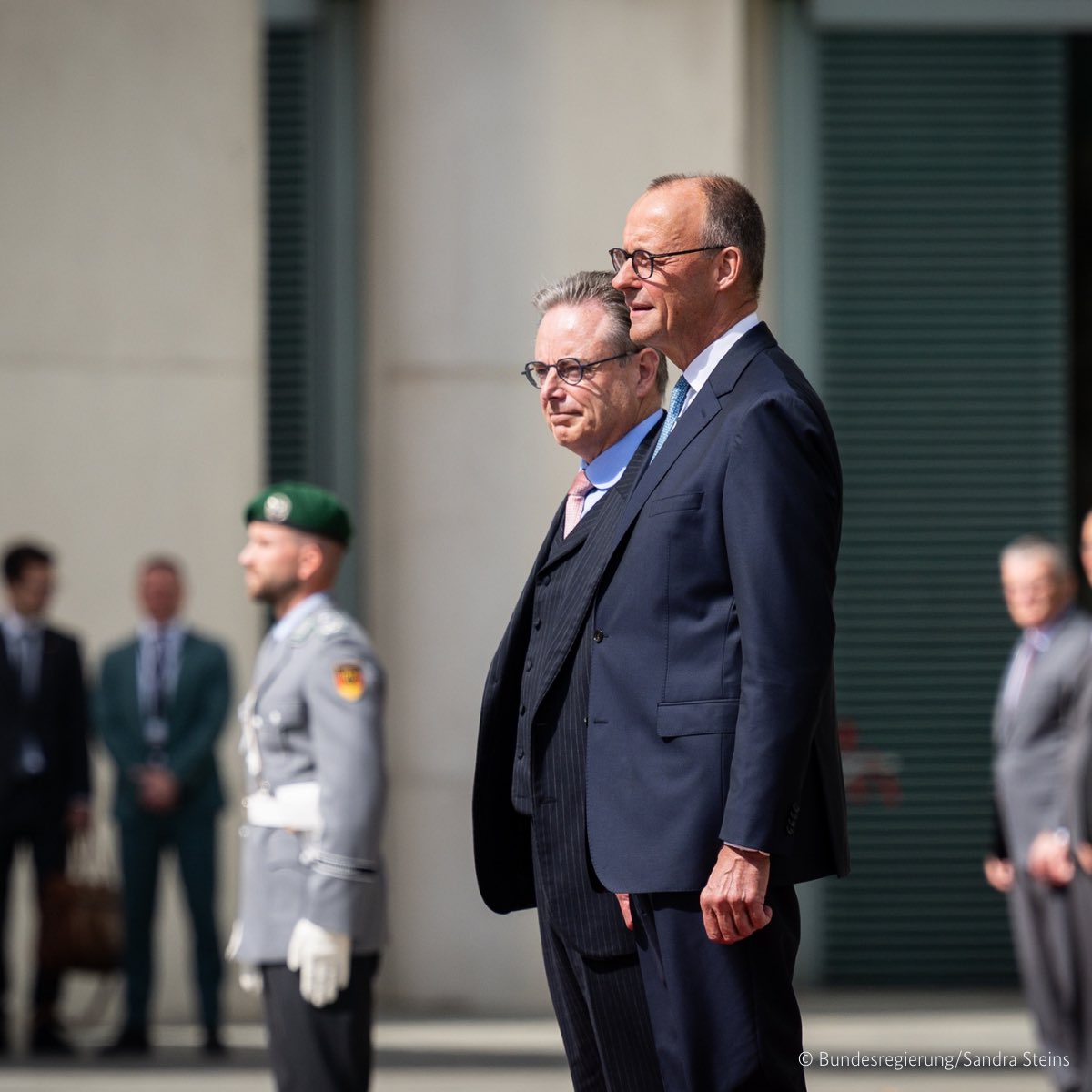 Bundeskanzler Friedrich Merz (@bundeskanzler) on Twitter photo België en Duitsland hebben samen belang bij een vrij, concurrerend en veilig Europa. Daartoe behoort de bestrijding van de georganiseerde misdaad, sterke handel, het beperken van onregelmatige migratie en de bescherming van de buitengrenzen. Daarvoor ijveren <a href="/Bart_DeWever/">Bart De Wever</a> en ik. België en Duitsland hebben samen belang bij een vrij, concurrerend en veilig Europa. Daartoe behoort de bestrijding van de georganiseerde misdaad, sterke handel, het beperken van onregelmatige migratie en de bescherming van de buitengrenzen. Daarvoor ijveren <a href="/Bart_DeWever/">Bart De Wever</a> en ik.