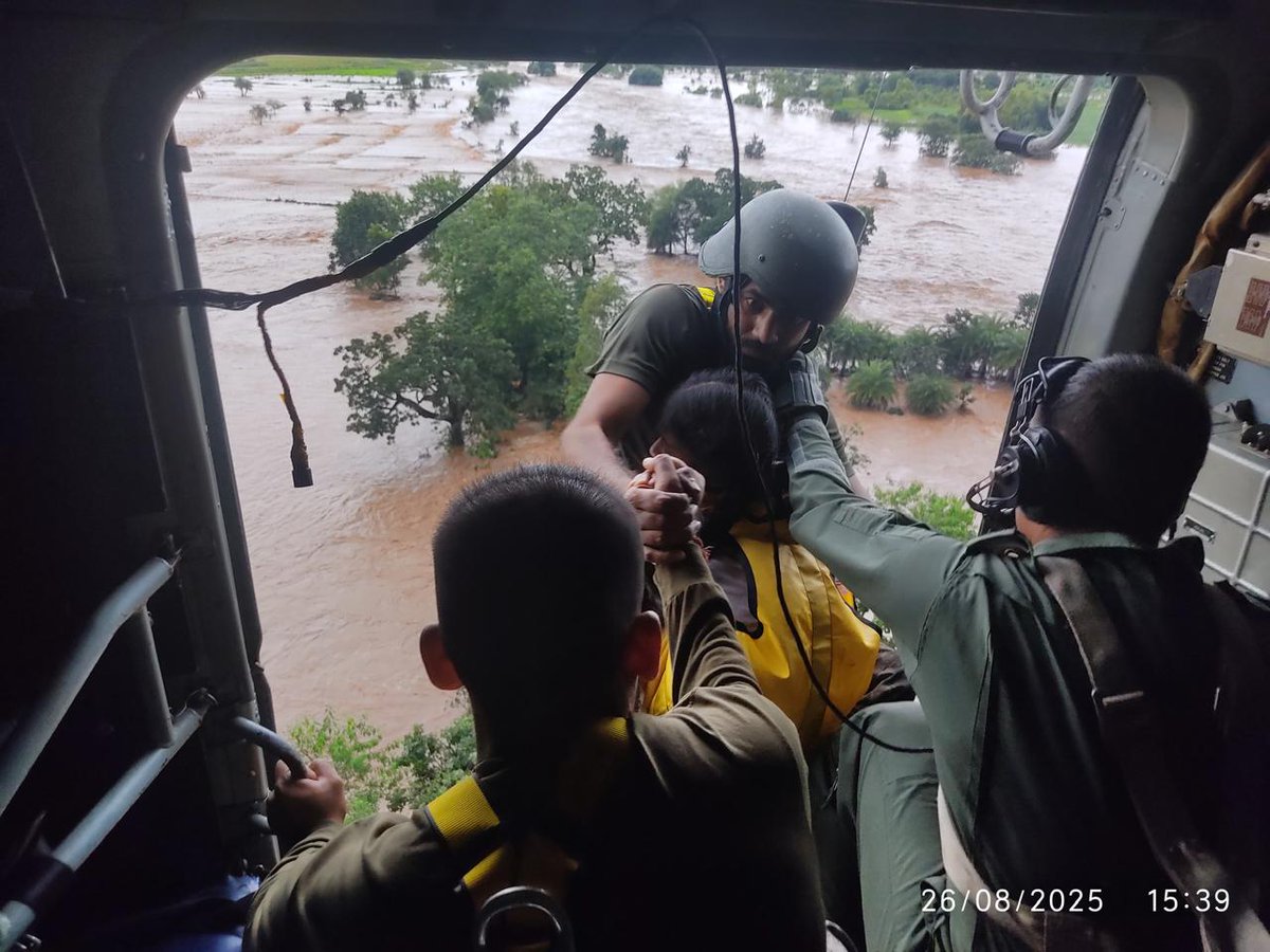 CAC_CPRO's tweet image. # HADR IAF
On 26 August, #IAF Mi-17 V5 helicopters deployed at Jagdalpur responded with alacrity to a distress call from #DCBastar to rescue marooned civilians. The heliborne rescue team, spotted six survivors on the rooftop of a house amidst heavy river current. A #GarudCommando
