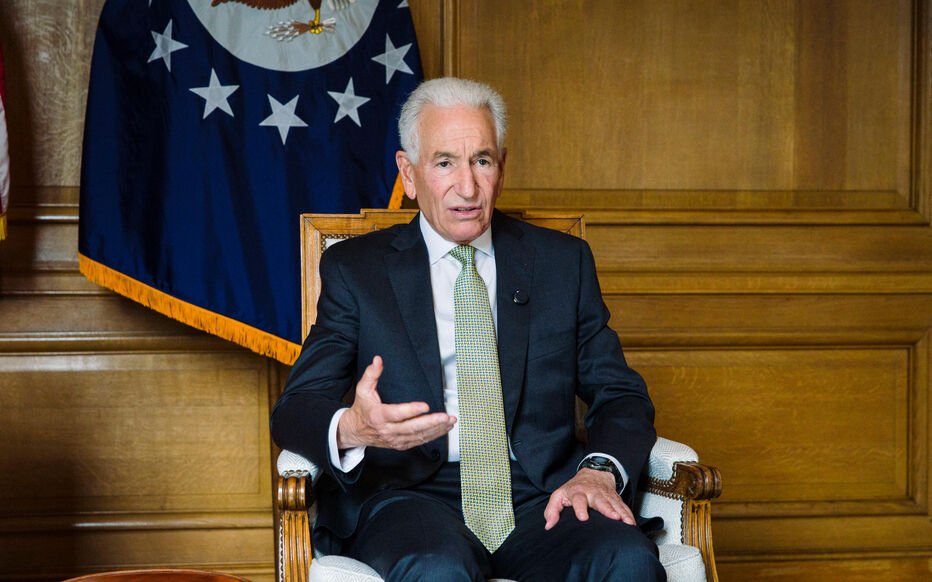 🇫🇷🇺🇸

Charles Kushner, ambassadeur des États-Unis en France, a été convoqué ce lundi au Quai d’Orsay après avoir critiqué « l’absence d’action suffisante » d’Emmanuel Macron contre l’antisémitisme.

Il n’est pas venu à la convocation et son chargé d’affaires s’est présenté à sa