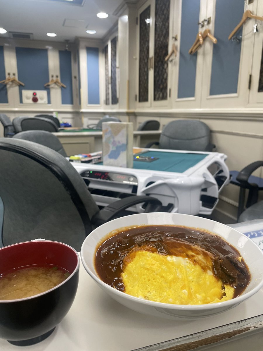 東直子さんと麻雀してきたんですけど、「東さんは僕の歌集のプロデューサー」という話になったとき、東さんが「ちゃんみなみたいな感じです」と言っていた　僕ってHANAだったんだ