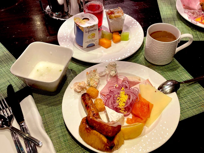 朝食食べたのでこれから外出 今10:20 周りが筋肉巨軀ばかりで眼福だよ