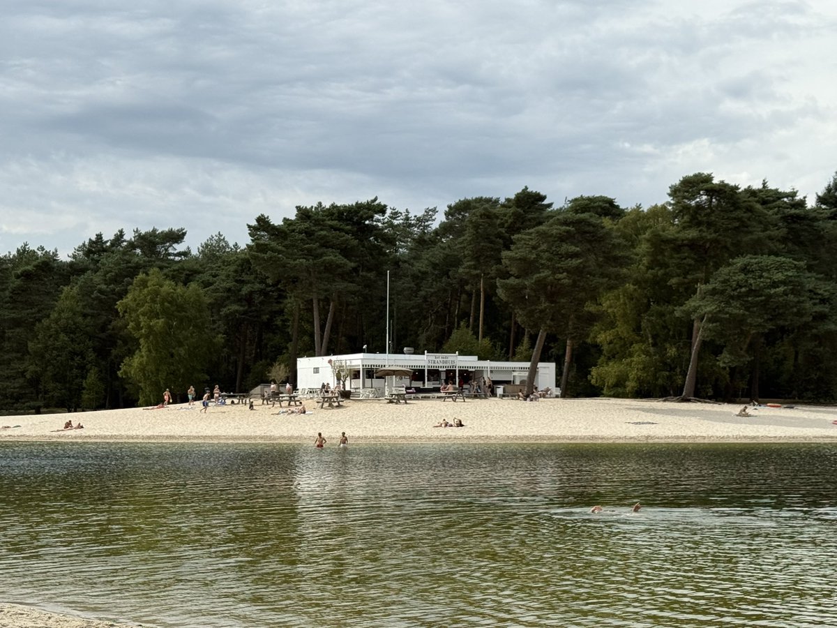 WurfTwain's tweet image. Weer laagvliegende Apaches, dit maal over het paradijselijke Henschotermeer. Ook weer zo’n geniale plek met witte stranden, helder water en een eilandje temidden van de naaldbomen. Een parel in Utrecht. #apache #henschotermeer #utrecht
