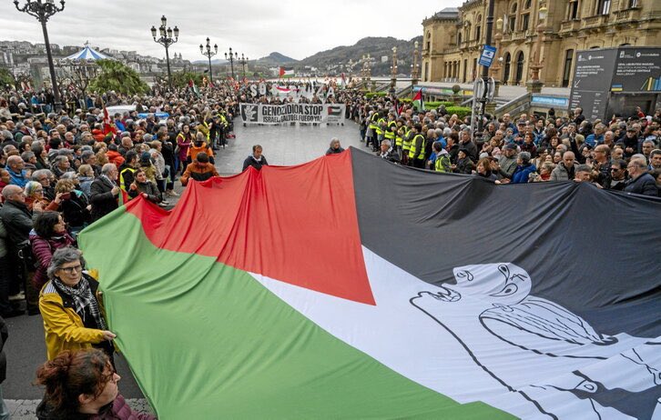 ehbildu's tweet photo. 🇵🇸 EH Bilduk babesa adierazi nahi die gaur, beste behin ere, Palestinako herriari eta genozidioa salatzeko eta Okupatutako Lurralde Palestinarrak astintzen dituen drama humanitarioaren amaiera eskatzeko Euskal Herrian garatzen ari diren hainbat ekimeni.

Oharra: https://t.co/4XlW1JnRYt