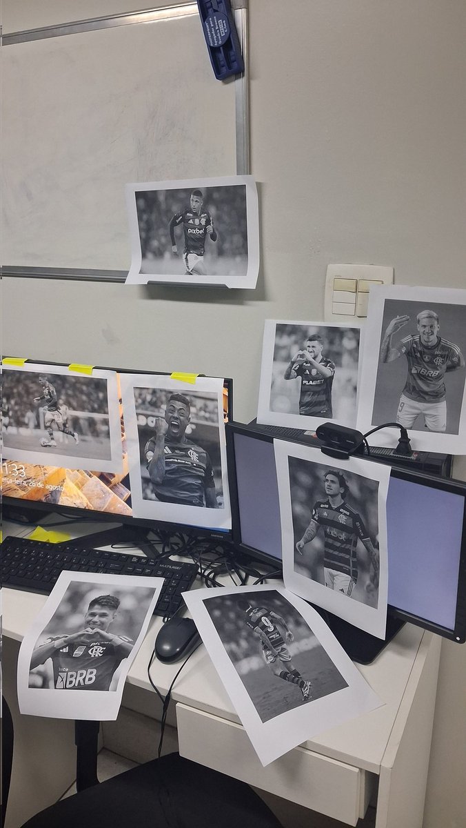 Arrumei a mesa do estagiário que torce pro Vitória