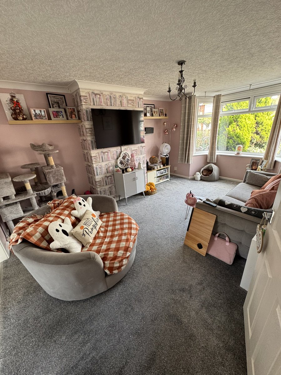 folklore has thrown up all over my living room 😌