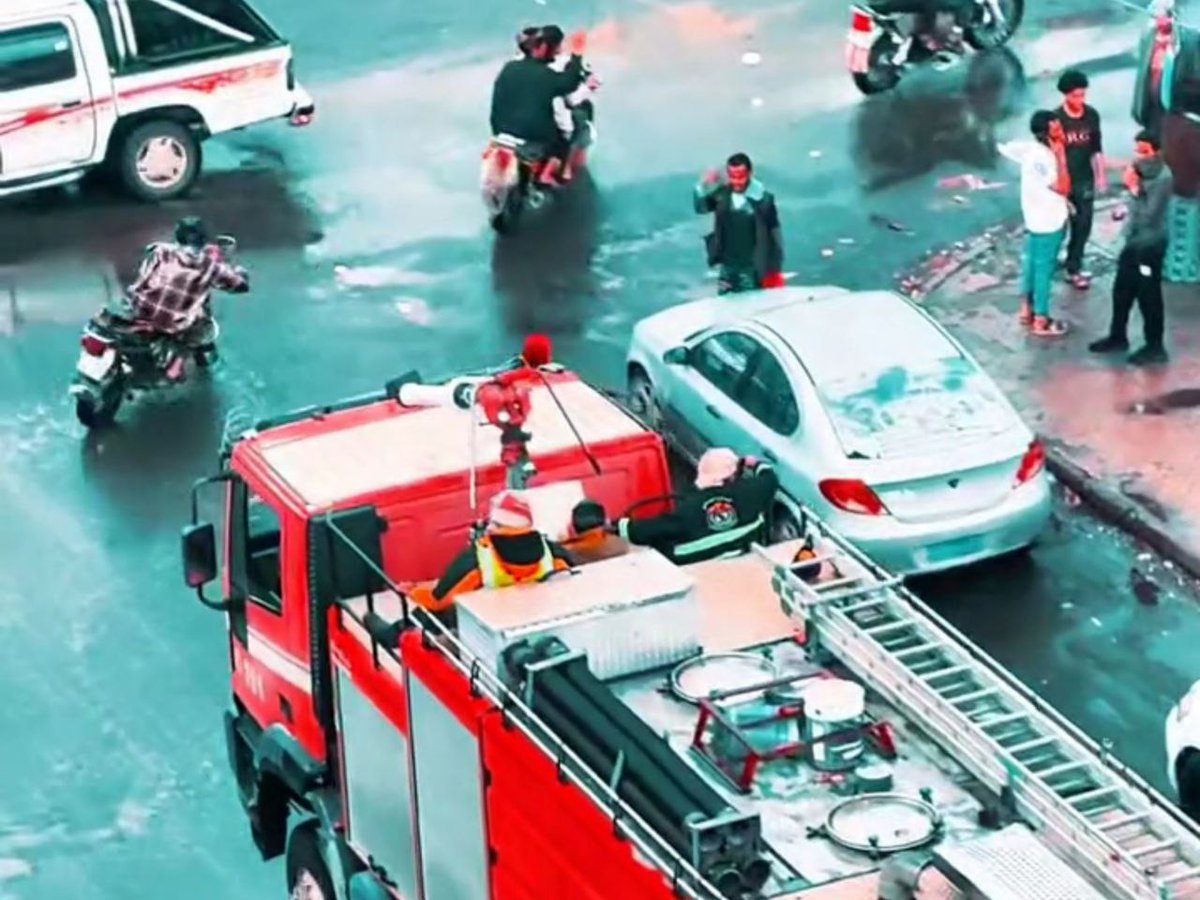 شرطة المرور تدعو المواطنين لإفساح الطريق لمركبات الدفاع المدني

#اليمن #وزارة_الداخلية
#الادارة_العامة_للمرور
#الاعلام_المروري_اليمني
3 ربيع الأول 1447هـ

رصدت وحدة الرصد الإلكتروني في الإعلام المروري اليمني مقاطع فيديو متداولة، منها ظهور أحد سائقي الدراجات النارية يسير بسرعة