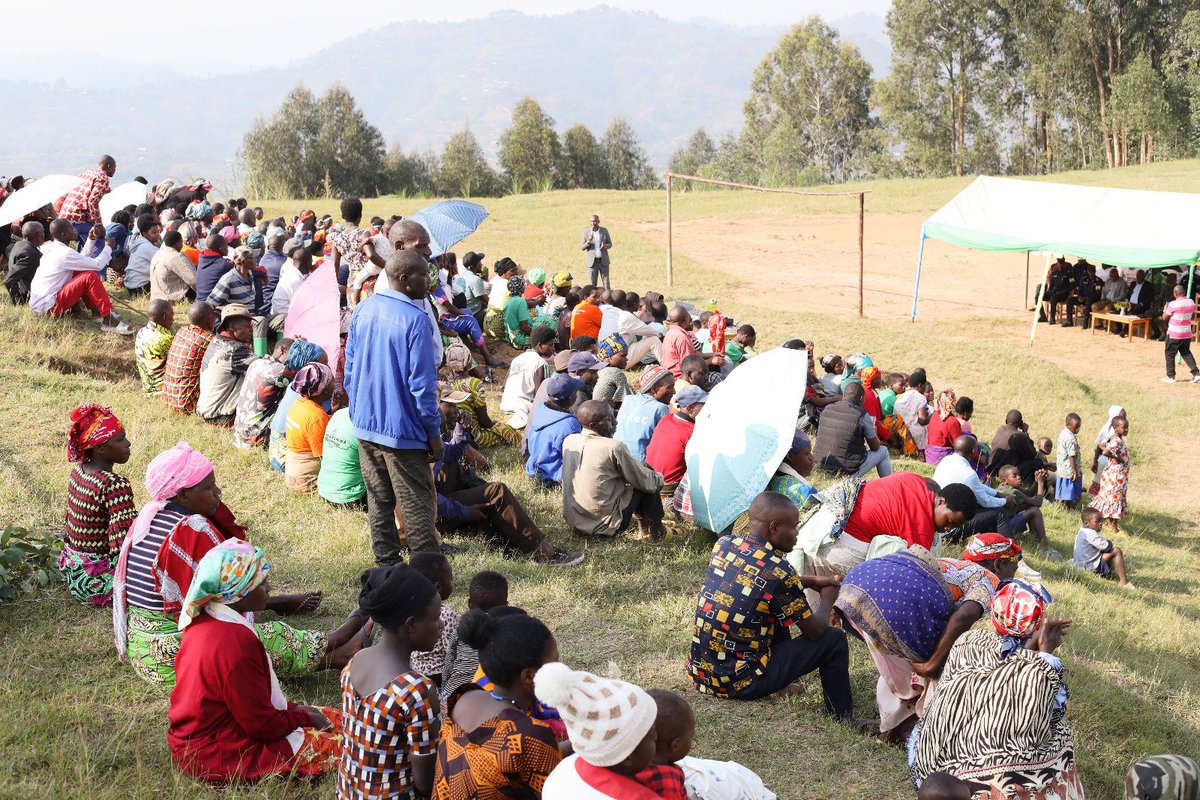 GakenkeDistrict's tweet photo. Nonaha: Guverineri wa @RwandaNorth, @gahundemaurice arikumwe na Visi Meya ushinzwe Iterambere ry'Ubukungu, @AimeNiyonsenga, abahagarariye inzego z'umutekano ku rwego rw’Intara n’Akarere, bifatanyije n'abaturage b'Akagari ka #Muramba, Umurenge wa #Cyabingo mu Nteko y'abaturage https://t.co/n5XiaShUh2