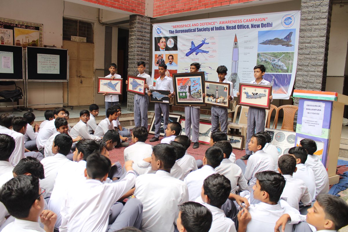 आज विद्यालय में श्री प्रदीप एल सावलकर जी उपस्थित रहे जो कि डीआरडीओ के पूर्व वैज्ञानिक हैं और वर्तमान में वरिष्ठ ऐरोस्पेस इंजीनियर के रूप में कार्य कर रहे हैं।उन्होंने  ऐरोस्पेस जागरूकता कार्यक्रम से अनेक रोचक जानकारियाँ प्रदान की।छात्र उत्साहित नज़र आए और बढ़चढ़ कर हिस्सा लिया।