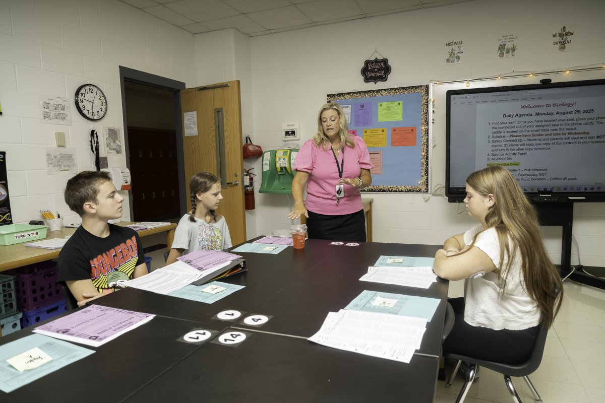GCSchoolsNC's tweet image. #BackToGCS | Did you know that our Superintendent, Dr. Whitney Oakley, started out teaching in the classroom? 📚

Students at Northwest High had time to engage with the Superintendent, kicking off what will be another spectacular year in our district.✨