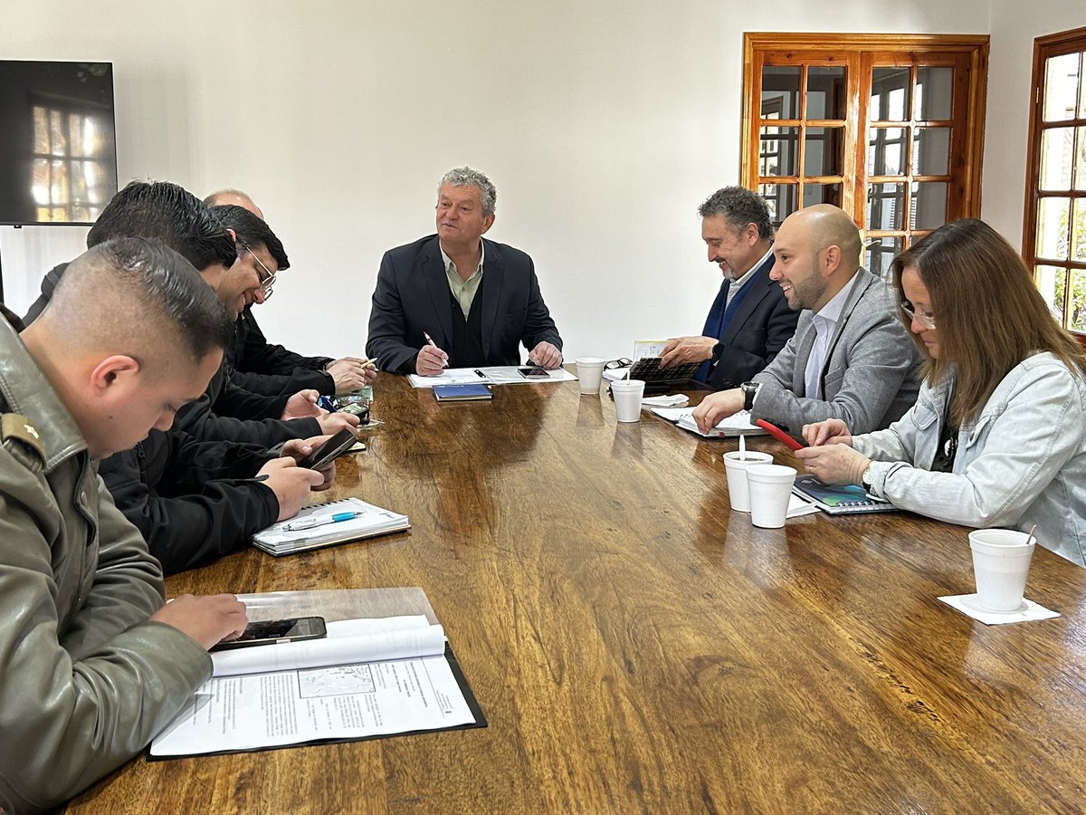 Hoy el Delegado Presidencial Provincial Osvaldo Maldonado Pinto participó en el Consejo Comunal de Seguridad Pública de Pirque, junto al alcalde Jaime Escudero, reforzando el trabajo conjunto por la seguridad de la comuna.