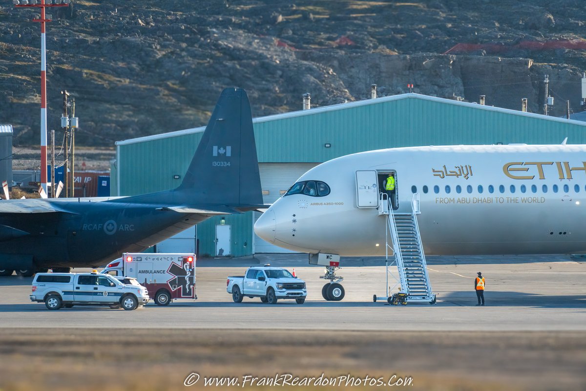 FrankReardon1's tweet photo. Medical Emergency diversion (Flight #ETD9) this morning of a @Airbus A350-1000 #A35K by @etihad Airways here in #Iqaluit #Nunavut π¨π¦
AUG.26.2025 #YFBSpotters @NunatsiaqNews @flightradar24 https://t.co/LpmbK6MeR1