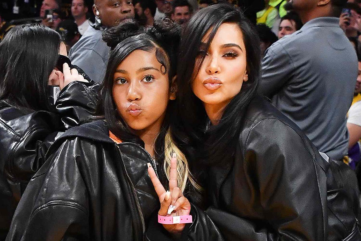 CvStep41272's tweet image. Kim Kardashian's Daughter North, 12, Matches Mom's All-Black Look with Corset and Boots for Night Out in Rome  
Now and then  
#Kanye #NorthWest #USA #medias   

Get more update: xily.pro/re1nd