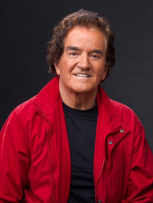 Desde la sociedad de artistas AIE queremos enviar nuestro más sentido pésame, cariño y respeto a la familia de Manuel de la Calva, a su compañero Ramón Arcusa, y a todos sus seres queridos. Su legado es imborrable, su voz y sus canciones nos acompañarán siempre.