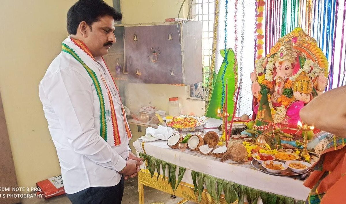 Yeluri SambasivaRao (@sambayeluri) on Twitter photo రాష్ట్ర ప్రజలందరికీ గణపతి నవరాత్రి ఉత్సవ శుభాకాంక్షలు 🪔
విజయ గణపతి నవరాత్రి ఉత్సవాలు ప్రజలందరూ ఐక్యతతో, ఆనందంగా జరుపుకోవాలని పర్చూరు ఎమ్మెల్యే శ్రీ ఏలూరి సాంబశివరావు గారు ఆకాంక్షించారు.
 విఘ్నేశ్వరుడు శుభారంభాలకు సంకేతం, విజయానికి ప్రతీక అని పేర్కొంటూ, గణనాథుడి ఆశీస్సులతో రాష్ట్ర ప్రజలందరికీ గణపతి నవరాత్రి ఉత్సవ శుభాకాంక్షలు 🪔
విజయ గణపతి నవరాత్రి ఉత్సవాలు ప్రజలందరూ ఐక్యతతో, ఆనందంగా జరుపుకోవాలని పర్చూరు ఎమ్మెల్యే శ్రీ ఏలూరి సాంబశివరావు గారు ఆకాంక్షించారు.
 విఘ్నేశ్వరుడు శుభారంభాలకు సంకేతం, విజయానికి ప్రతీక అని పేర్కొంటూ, గణనాథుడి ఆశీస్సులతో