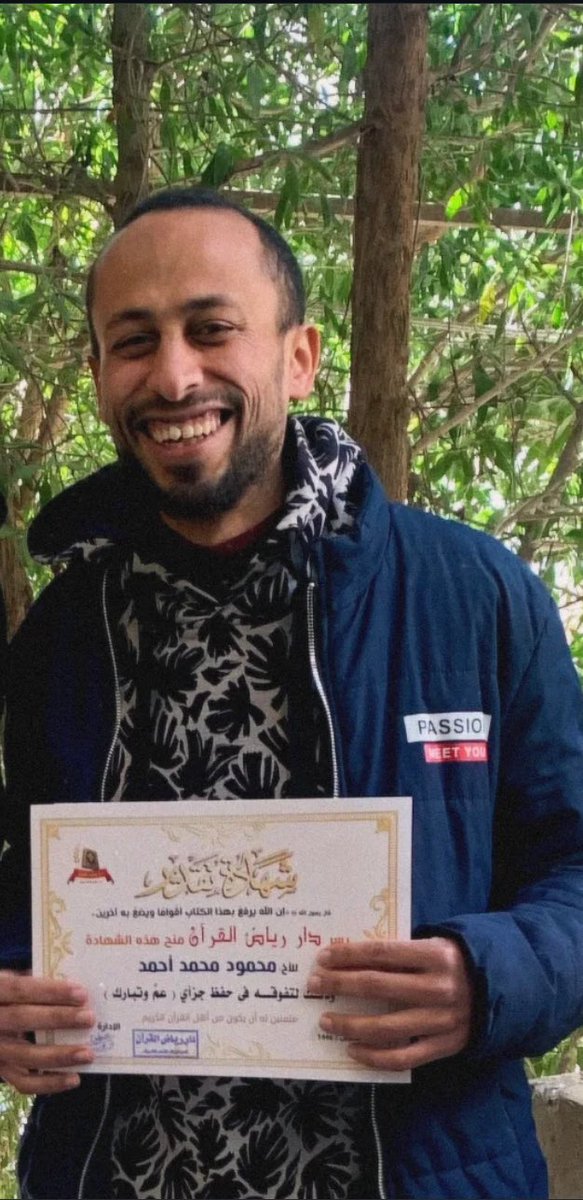 على اليمين ده محمود عبد الرازق "دينيو" من مؤسسين الراب في مصر ومعلم ويجز الراب بس اعتزل الطريق وتاب لربنا واخد شهادة في حفظ جزء عم و تبارك.

على الشمال عيل شمام ونسوانجي زنى مع بنتين وبعت صورة بتاعه لصحابه و حط نفسه ممثل لصوت الشباب عشان عمل كام اغنيه عن معاناتهم

خليك زي دينيو