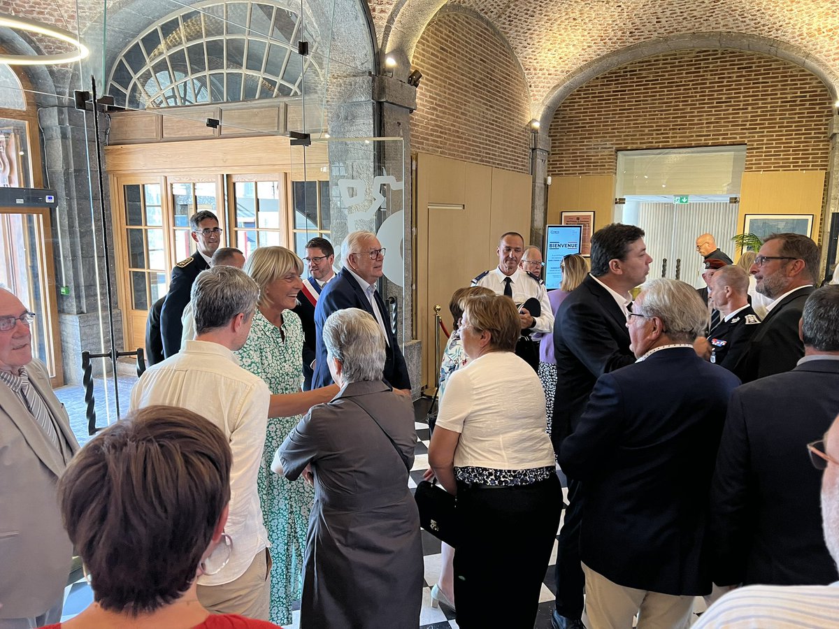 Fier d’avoir accompagné <a href="/Lelong_Gregory/">Grégory Lelong</a>, fait chevalier de l’ordre national du mérite par <a href="/valerieletard/">Valérie Létard</a>. Grégory, dont j’ai pu découvrir la rectitude et les valeurs lorsque j’étais son professeur d’histoire, porte avec son équipe le renouveau de Condé-sur-l’Escaut.