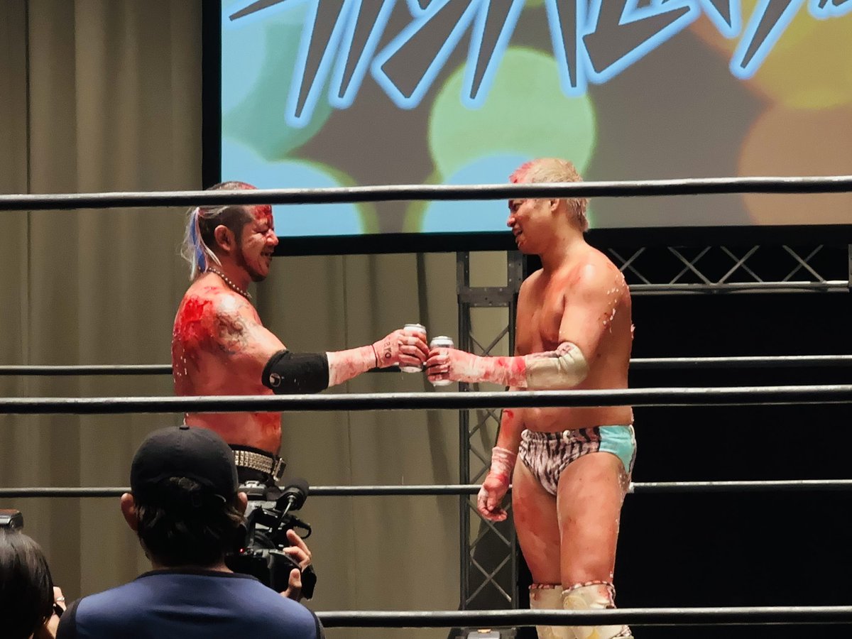 #GanPro 渡瀬瑞基デビュー10周年後楽園大会終了

血まみれのノンフィクションドキュメンタリーはどうだった？
渡瀬の生き様、覚悟が感じられたな

8/23は渡瀬瑞基のデビュー記念日
8/26はデスマッチファイター
渡瀬瑞基のデビュー記念日

また1人の人間の
人生を狂わせてしまった

狂猿は
罪な男よ