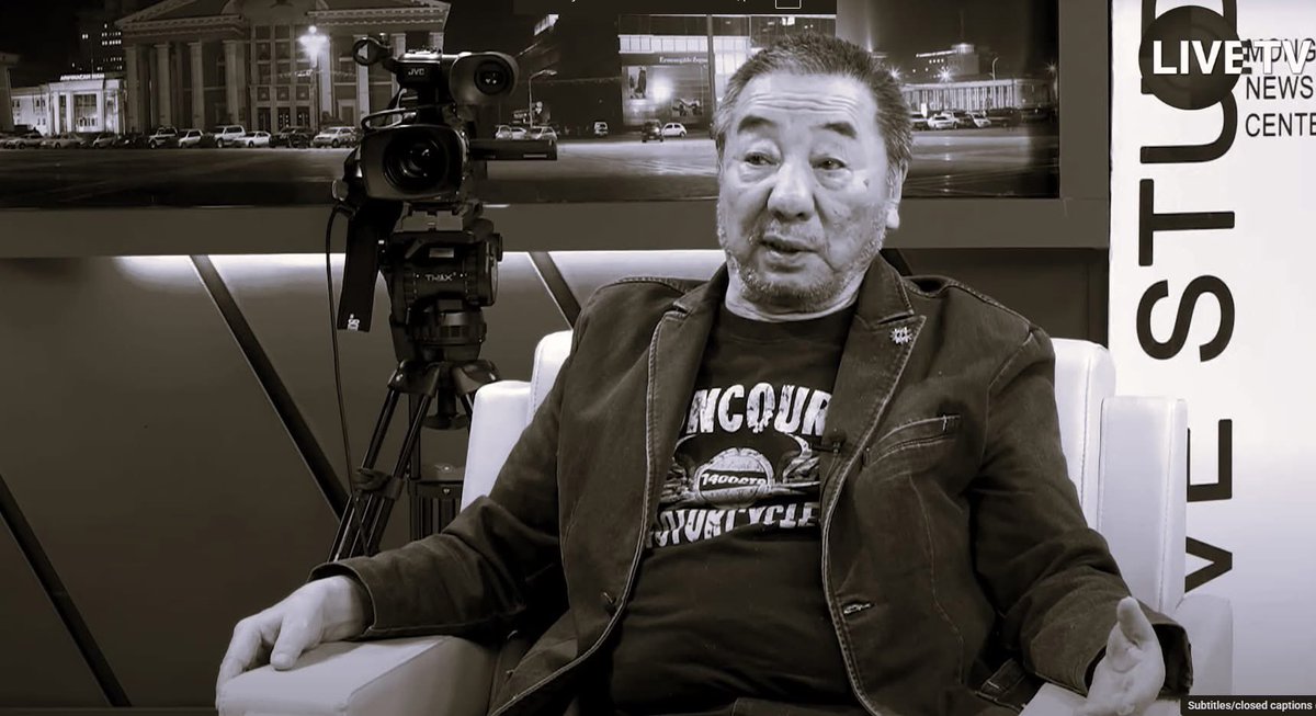 Ум мани бад мэ хум 🙏🏻🙏🏻🙏🏻

Инээлдэж, хөхрөлдөж, хөгжилдөж хамтдаа ажилласан нь тун цөөхөн. Угаас ааш муутайгаараа алдартай, аашийг нь тэвчиж чадвал авьяас, мэдрэмж, чадвар гурваас нь жаахан ч гэсэн юм сураад авах тийм л хүн. Юм хэлж өгмөөр харагдсан хүмүүстээ тэгж хатуу ханддаг