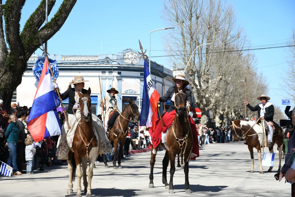 comuna33's tweet image. Bicentenario de la declaratoria de nuestra independencia.

Más imágenes del desfile cívico militar y de caballería gaucha y tradicionalista que congregó una multitud en la principal avenida de nuestra ciudad.

#GobiernodeTreintayTres
