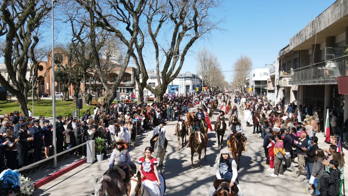 comuna33's tweet image. Bicentenario de la declaratoria de nuestra independencia.

Más imágenes del desfile cívico militar y de caballería gaucha y tradicionalista que congregó una multitud en la principal avenida de nuestra ciudad.

#GobiernodeTreintayTres