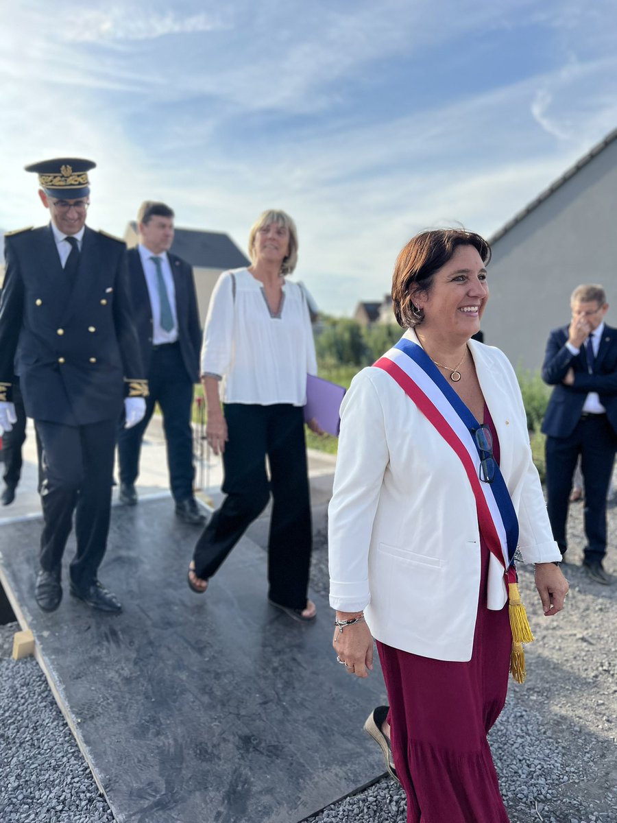 Un projet qui naît … Ce matin avec <a href="/valerieletard/">Valérie Létard</a> autour du berceau imaginé par Stéphanie Hugues et ses équipes avec la pose de la première pierre de la Résidence Senior Bertrand Huart et de quatre cellules commerciales à Helesmes.