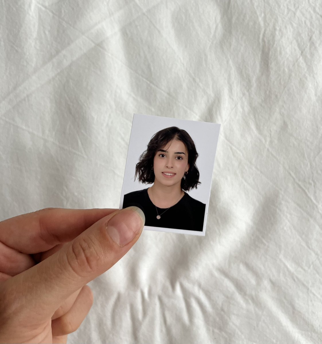 Kendime söz vermiştim: bir kutu yapıp, ara ara vesikalık fotoğraf çektirip, zamanın beni dönüştürdüğü kişiyi daha net görmek için içine atmaya. Bu yıl çektirdiğim üçüncü vesikalık; hepsi güzel işler içindi, bu ise sadece zaman için…🌱