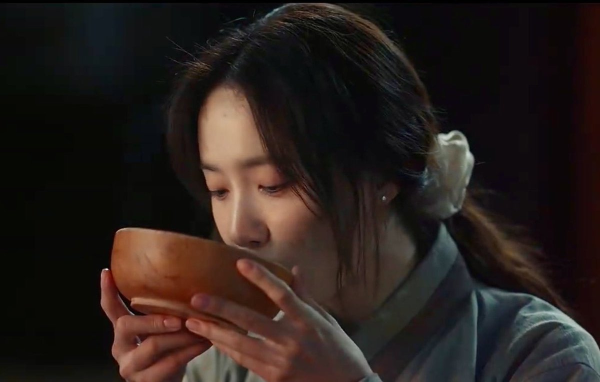 octobershiuli's tweet photo. Original full phrase in opening of #BonAppetitYourMajesty 

“i sought the fair maiden but couldn't find her. Awake or asleep i longed for her.. &amp; when i couldn't, my yearning grew boundless until i could no longer sleep and only tossed &amp; turned in restless longing.”

YEARNING?!😭 https://t.co/maIJ7jMrt3