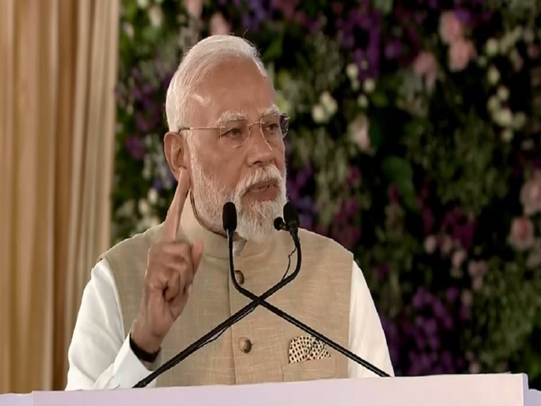 ani_digital's tweet photo. PM Modi flags off first BEV 'e-Vitara' from Suzuki's Hansalpur plant, inaugurates lithium-ion battery cell and electrode production
Read @ANI Story | https://t.co/nOnstqrEQC
#PMModi #inaugurates #batteryEV #lithiumbattery #plant #Gujarat https://t.co/OGYfMmFfd5