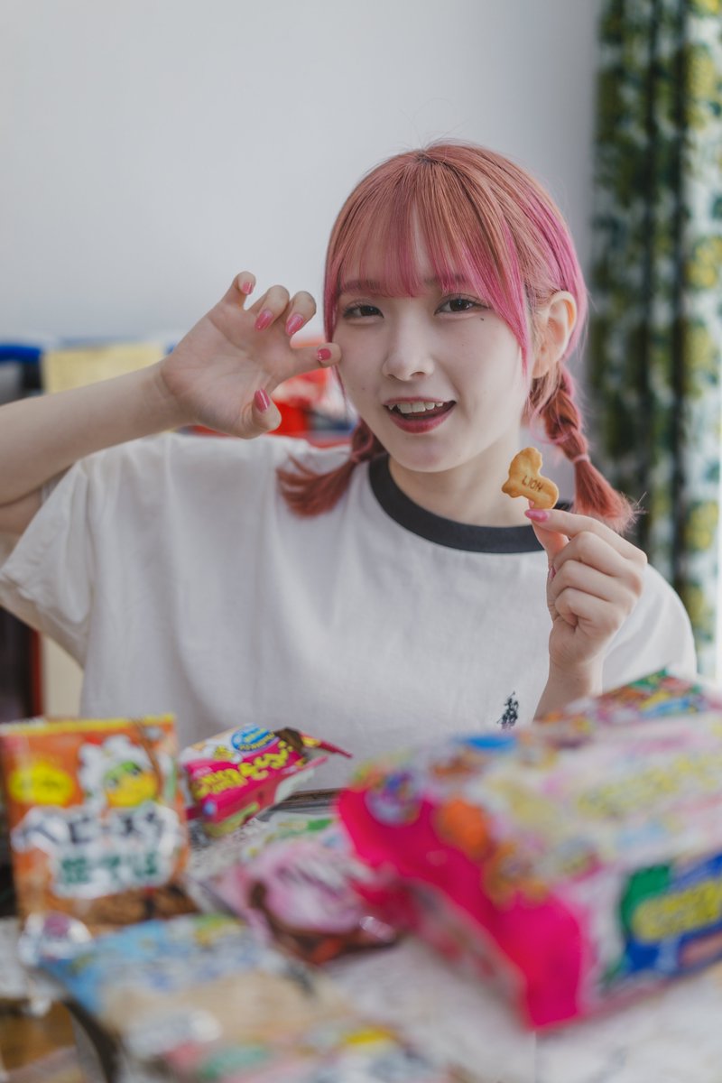 photo66842112's tweet photo. #白石乃愛 (@shiraishinoa_) さん

お菓子を食べながら勉強をします🦁 https://t.co/qCEdndM1Ge