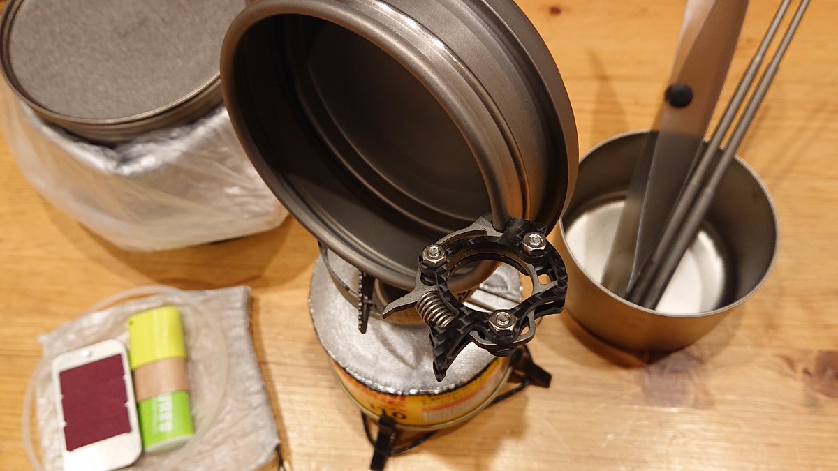 ri_kai's tweet photo. #VARGO BOT-700をアイラップ、更に #nakedlabo の旧BEER BOX (350ml ビア缶2本用)で包んで、湯たんぽ運用出来そう♪
本体にEVERNEW マルチディッシュは少し浮くが、蓋に@tachigoke_r6さんのゼロリフターが変則的に付いた♪ https://t.co/vEyNv41QKJ