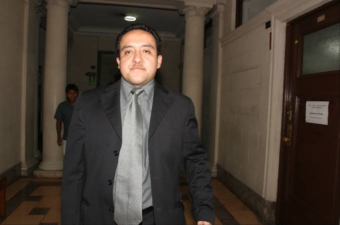 ! Ampay!
Tomas Gálvez se reunió con el abogado mafioso y procesado Castillo Alva, se les vio en un restaurant del centro de Lima, su conciencia le ganó y salió a denunciar a la fiscal de la nación Delia Espinoza por reglaje.
Si todos te vieron con un mafioso, ya pues libritos 🐚