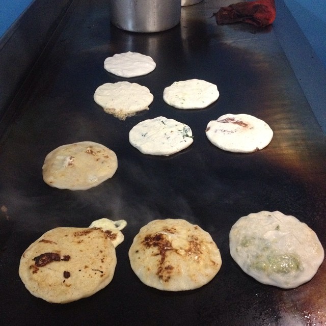LuisCarlos's tweet photo. Lo que más extraño de El Salvador, a donde no he vuelto desde 2017, es una comida que se llama "pupusas de loroco".
La pupusa es similar a nuestra arepa, se hace con masa de maíz o arroz, pero se rellena ligeramente antes de asarla y luego la sirven con un encurtido. Te puedes comer varias sin problemas.
Regularmente tiene queso, frijoles o chicharrón, pero el loroco es una planta que solo crece en esa región y le da un sabor y un aroma único. Es una planta trepadora de la que se aprovechan sus flores para varias preparaciones. #pupusas